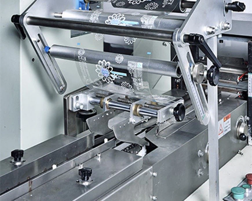 three servo flow wrap machine automation packaging machinery for bread cake biscuit packing China supplier manufacturing three servo flow wrap machine automation packaging machinery for bread cake biscuit packing China supplier manufacturing